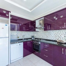Violetinė virtuvės komplektas: dizainas, deriniai, stiliaus pasirinkimas, tapetai ir užuolaidos-15