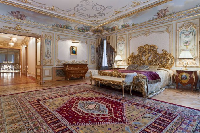 Barokowy styl we wnętrzu mieszkania: cechy konstrukcyjne, dekoracje, meble i dekoracje