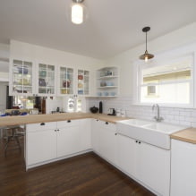 Valkoinen keittiö, jossa on puinen työtaso: 60 modernia kuvaa ja suunnitteluvaihtoehtoja-17