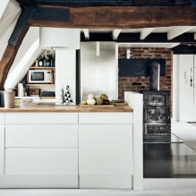 Valkoinen keittiö, jossa on puinen työtaso: 60 modernia kuvaa ja suunnitteluvaihtoehtoja-12