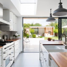 Bucătărie albă cu blat de lucru din lemn: 60 de fotografii moderne și opțiuni de design-5