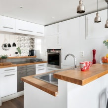Valkoinen keittiö, jossa on puinen työtaso: 60 modernia kuvaa ja suunnitteluvaihtoehtoja-16