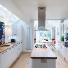 Bucătărie albă cu blat de lucru din lemn: 60 de fotografii moderne și opțiuni de design-4