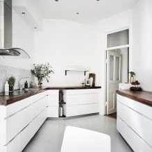 Balta virtuve ar koka darba virsmu: 60 modernas fotogrāfijas un dizaina iespējas-21