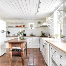 Nhà bếp màu trắng với bàn làm việc bằng gỗ: 60 hình ảnh hiện đại và tùy chọn thiết kế-3