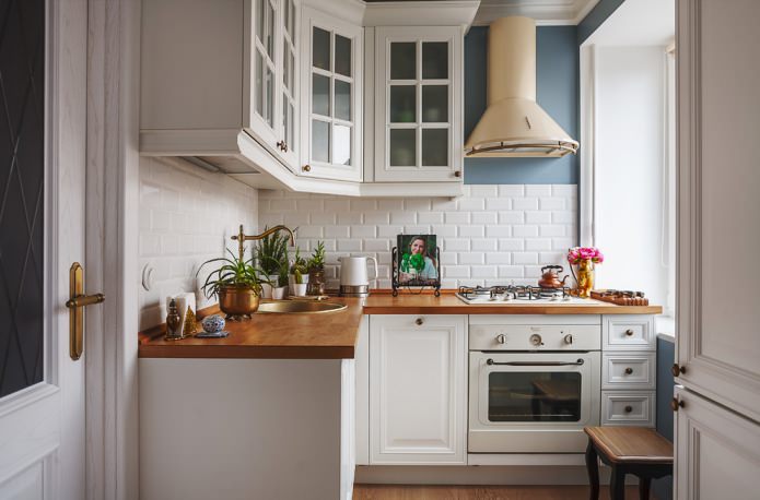 Balta virtuvė su mediniu stalviršiu: 60 modernių nuotraukų ir dizaino variantų