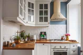 Hvitt kjøkken med benkeplate i tre: 60 moderne bilder og designalternativer