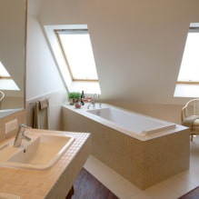 Tetőtéri fürdőszoba kialakítása: dekorációs jellemzők, szín, stílus, függönyválaszték, 65 fénykép-9