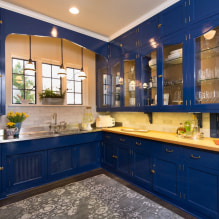 Fotó egy konyhai formatervezésről, kék készlettel