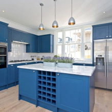 Fotó egy konyhai formatervezésről, kék szetttel