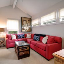 Canapé rouge à l'intérieur: types, design, combinaison avec papier peint et rideaux-1