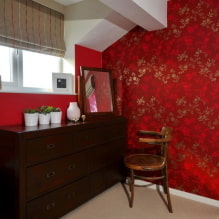 Fons de pantalla vermell a l’interior: tipus, disseny, combinació amb el color de les cortines, mobles-8