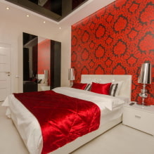 Sarkanas tapetes interjerā: veidi, dizains, kombinācija ar aizkaru krāsu, mēbelēm-11