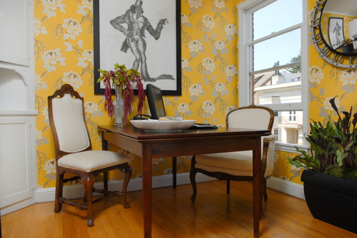 Paper pintat groc a l’interior: tipus, disseny, combinacions, elecció de cortines i estil
