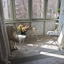 Papel tapiz en el balcón o logia: que se puede pegar, elección de color, ideas de diseño, foto en el interior-3