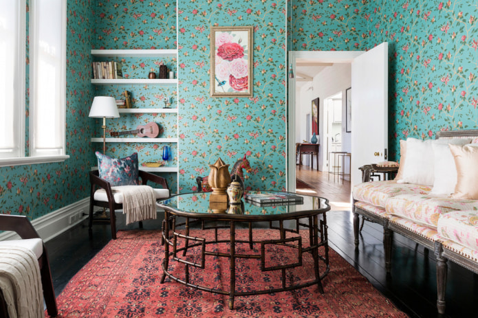 Turquoise wallpaper di pedalaman: jenis, reka bentuk, kombinasi dengan warna lain, langsir, perabot
