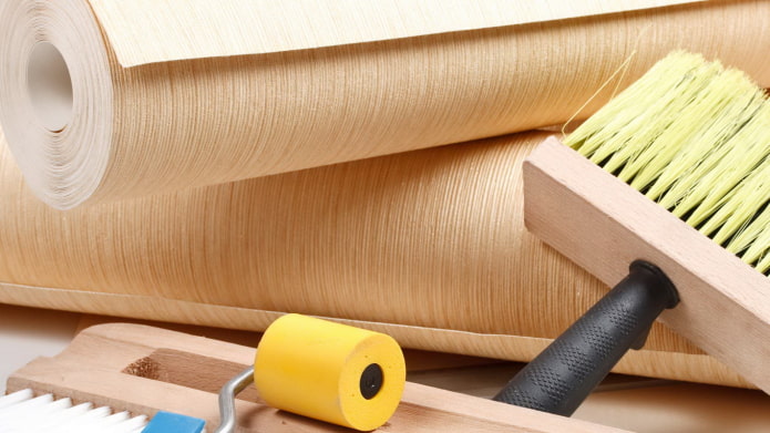 Cómo pegar papel tapiz no tejido: herramientas, pegamento, preparación de paredes, clase magistral paso a paso
