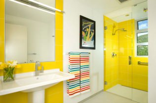 Saulains vannas istabas dizains dzeltenā krāsā