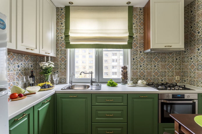 Tirai Rom di dapur: pemandangan, reka bentuk, warna, kombinasi, hiasan