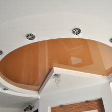 Kombinuotos gipso plokštės ir pakabinamos lubos: dizainas, spalvų deriniai, nuotrauka interjere-2