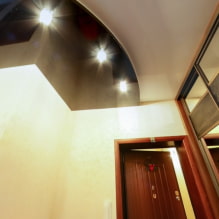 Stretch strop v chodbě a chodbě: typy struktur, textury, tvary, osvětlení, barva, design-1
