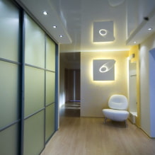 Stretch strop v chodbě a chodbě: typy struktur, textury, tvary, osvětlení, barva, design-4