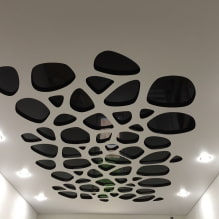 Rezbareni rastezljivi stropovi: vrste konstrukcije i teksture, boja, dizajn, rasvjeta-6