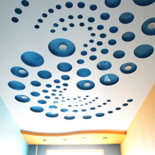 Rezbareni rastezljivi stropovi: vrste konstrukcije i teksture, boja, dizajn, rasvjeta-7