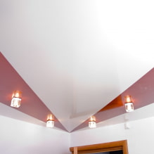 Plafonds tendus bicolores: types, combinaisons, design, formes d'adhérences de deux couleurs, photo à l'intérieur-1