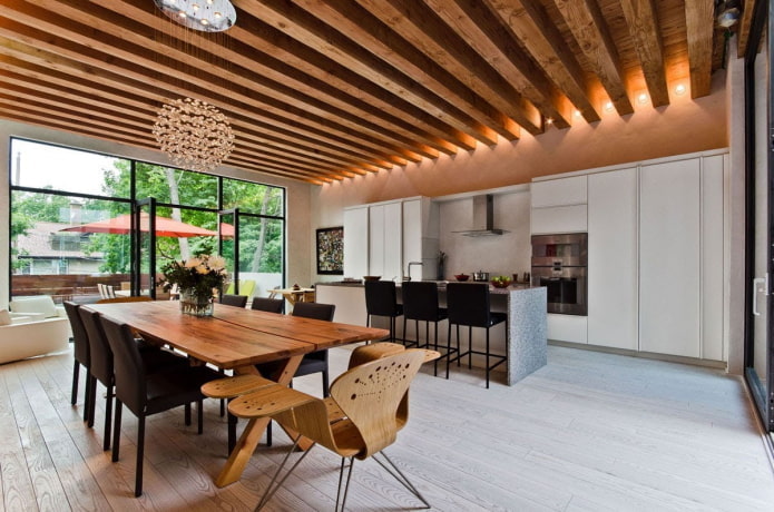 Soffitto in legno: viste, design, colore, illuminazione, esempi negli stili loft, minimalismo, classico, provenzale
