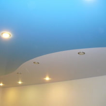 Blå lofter i det indre: fotos, udsigter, design, belysning, en kombination med andre farver, vægge, gardiner-2