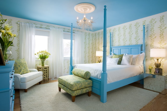 Soffitti blu all'interno: foto, viste, design, illuminazione, una combinazione con altri colori, pareti, tende