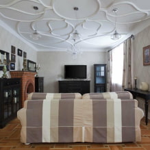 El disseny del sostre a la sala d’estar: tipus de dissenys, formes, color i disseny, idees d’il·luminació-8