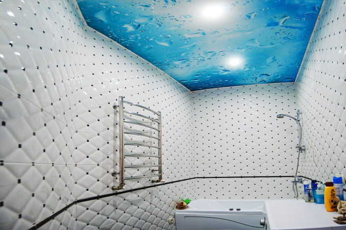 Katto kylpyhuoneessa: viimeistelytyypit materiaalin, rakenteen, värin, suunnittelun, valaistuksen mukaan