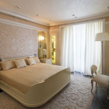 Plafonul din dormitor: design, tipuri, culoare, modele cret, iluminat, exemple în interior-3