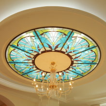 Plafonds en vitrail: types de dessins, formes, motifs, vitraux avec éclairage-8