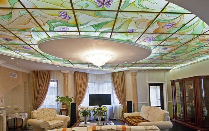 Vitray tavanlar: tasarım türleri, şekiller, desenler, arkadan aydınlatmalı vitray