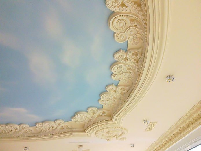 Štukové lišty na stropě: druhy materiálů, design, možnosti rozvržení štukatury