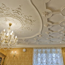 Types de décoration de plafond: poutres, filets, moulures en stuc, autocollants, moulures, peinture, peintures murales, impression photo, etc.-8