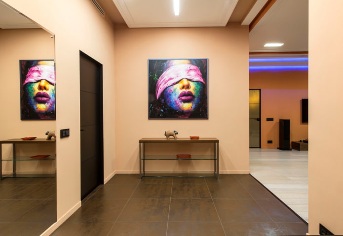 Hvordan man vælger malerier i gangen og korridoren: typer, temaer, design, valg af placering