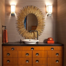 Spoguļu izvēle vannas istabā: veidi, formas, dekors, krāsa, opcijas ar rakstu, fona apgaismojums-7