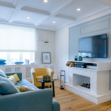 Salon avec cheminée et TV: vues, options murales, idées pour un appartement et une maison-8
