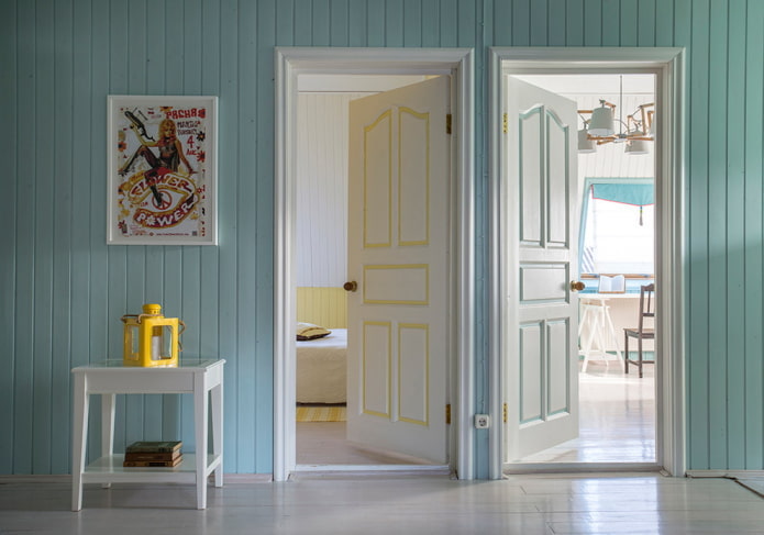İç mekandaki parlak kapılar: görünümler, renkler, zemin kombinasyonu, duvarlar, mobilya