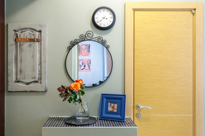 Consells per triar el color de les portes: una combinació amb parets, terres, taules de falda, mobles
