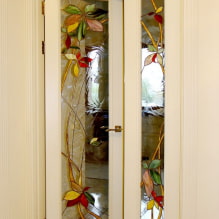 Εσωτερικές πόρτες με γυαλί: φωτογραφίες, τύποι, σχέδιο και σχέδια, χρώματα, σχήματα ένθετων-0