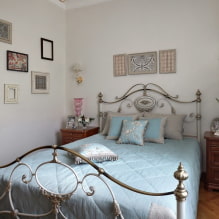מיטות מחושלות: תמונות, סוגים, צבע, עיצוב, ראש מיטה עם אלמנטים מזויפים -0