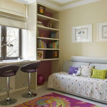 Galds pie loga bērnu istabā: skati, padomi par atrašanās vietu, dizains, formas un izmēri-8