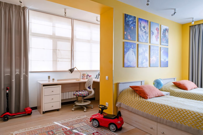 Stalas prie lango vaikų kambaryje: vaizdai, patarimai dėl vietos, dizainas, formos ir dydžiai