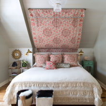 Katil empat tiang: jenis, pilihan kain, reka bentuk, gaya, contoh di dalam bilik tidur dan tapak semaian-4