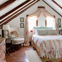 Katil empat tiang: jenis, pilihan kain, reka bentuk, gaya, contoh di bilik tidur dan tapak semaian-8